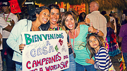 Risa Mara Machuca y Marta Diaz, centro izquierda y derecha, con familia y amigos