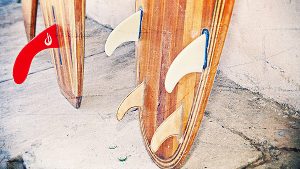 Como las tablas de espuma estándar, las tablas de madera muestran varias monturas de quillas.