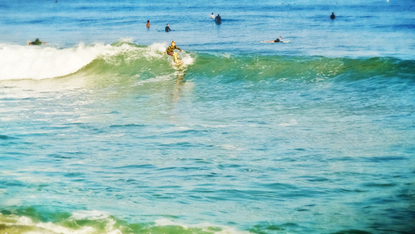 Niño surfeando y despedazando las olas a la izquierda