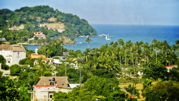 A view of the town and bay from Calle Cielo