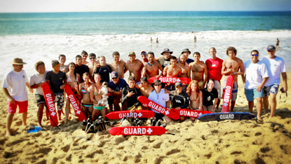 Un gran grupo de surfistas locales han tomado cursos y entrenamiento de guarda vidas en la playa