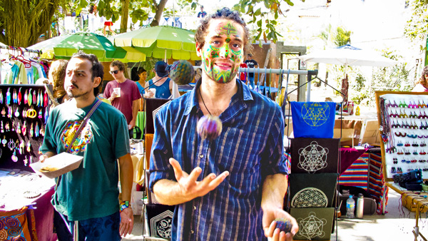 -en-a-juggler-with-a-painted-face-mercado-del-pueblo-es-juglar-con-la-cara-pintada-mercado-del-pueblo-