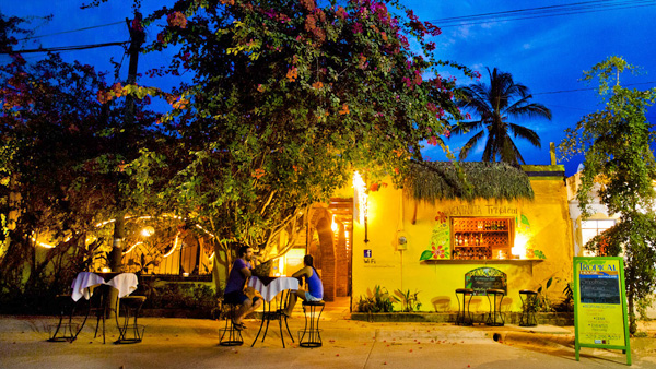 -en-tropical-house-north-sayulita-offers-al-fresco-dining-es-tropical-house-norte-de-sayulita-comida-al-fresco-