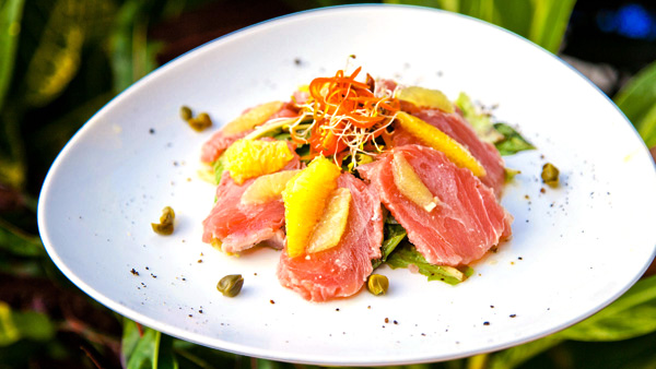 -en-tuna-carpaccio-on-a-salad-an-unusual-and-delicious-dish-es-carpaccio-de-atn-sobre-una-ensalada-delicioso-