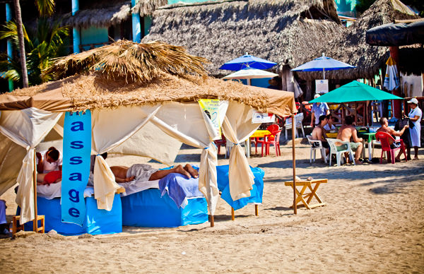 -en-sayulita-beach-can-be-a-perfect-spot-for-a-massage-es-la-playa-puede-ser-el-lugar-perfecto-para-un-masaje-