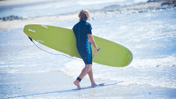 -en-a-longboarder-ready-for-entry-es-surfo-y-tabla-larga-listo-para-entrar-