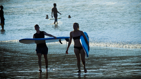 -en-surfers-emerging-from-the-sayulita-waves-es-surfos-saliendo-de-las-olas-de-sayulita-