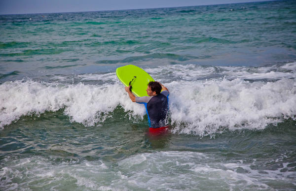 -en-you-can-ride-little-whitewater-waves-on-a-boogie-board-es-puede-montar-olas-pequeas-en-un-boogie-