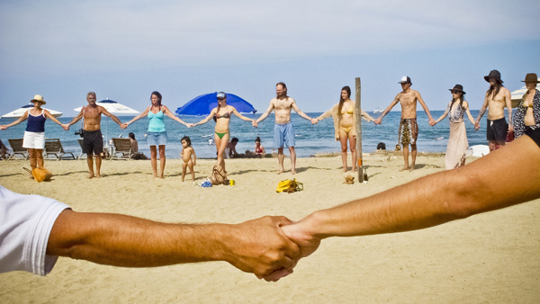 -en-a-healing-hand-holding-circle-on-the-beach-121212-es-agarrados-de-las-manos-en-un-crculo-para-sanar-121212-