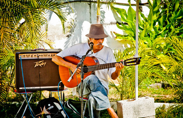 -en-david-ruiz-local-guitarist-entertains-at-the-mercado-es-david-ruiz-guitarrista-local-entreteniendo-en-el-mercado-