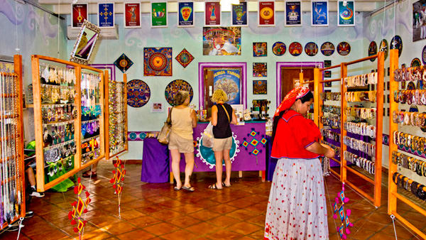 -en-galeria-tanana-offers-a-huge-selection-of-huichol-work-es-galera-tanana-ofrece-una-seleccin-de-arte-huichol-