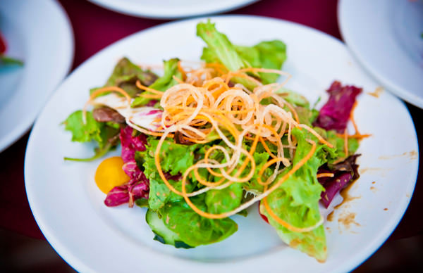 -en-a-beautiful-green-salad-with-fresh-garni-es-hermosa-ensalada-con-guarnicin-fresca-