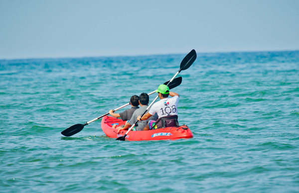 -en-a-three-person-kayak-great-for-group-cruising-es-kayak-para-tres-personas-bueno-para-ir-en-grupo-