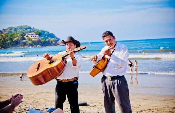 -en-minstrels-entertaining-on-the-beach-es-trovadores-en-la-playa-