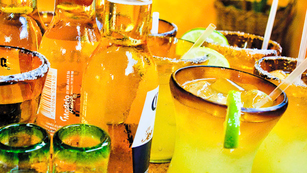 -en-cold-beer-and-cocktail-perfection-es-cerveza-fria-y-perfeccin-coctelera-