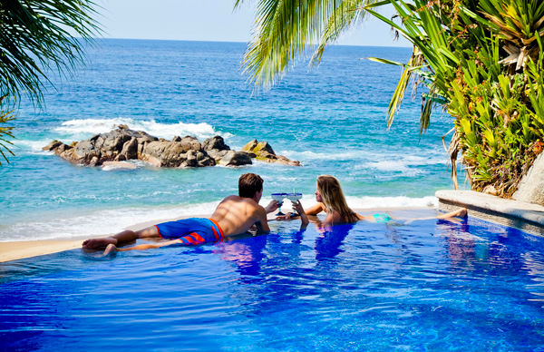 -en-a-pool-in-paradise-at-hotel-playa-escondida-es-piscina-paradisiaca-en-hotel-playa-escondida-