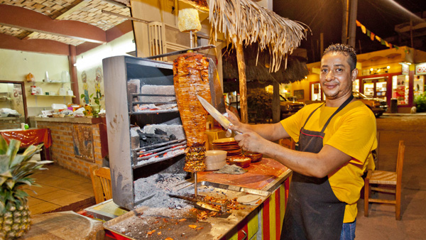 -en-tacos-ivan-by-the-bridge-make-great-tacos-al-pastor-es-tacos-ivn-cerca-del-puente-tacos-al-pastor-