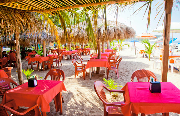 -en-you-can-dine-on-the-sands-in-san-pancho-es-puede-comer-en-las-playas-de-san-pancho-