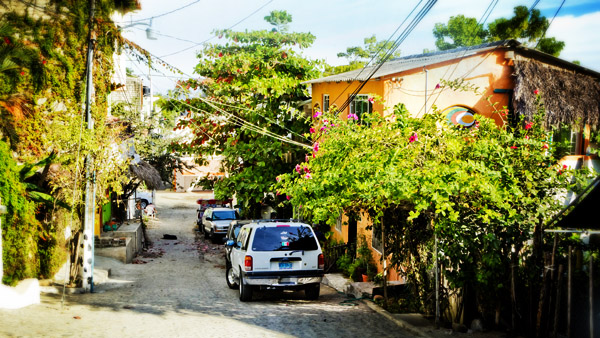 -en-downtown-streets-slope-up-the-bottom-of-gringo-hill-es-calles-del-centro-bajando-la-colina-del-gringo-