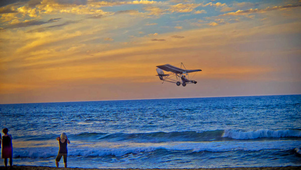 -en-a-sunset-flight-over-sayulita-beach-es-vuelo-al-atardecer-sobre-la-playa-