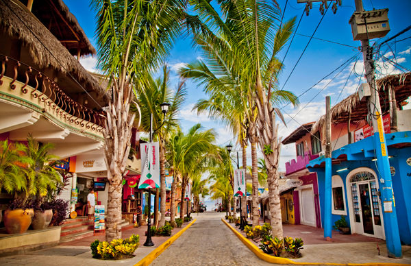 -en-this-pedestrians-only-street-leads-to-the-beach-es-esta-calle-peatonal-le-lleva-a-la-playa-