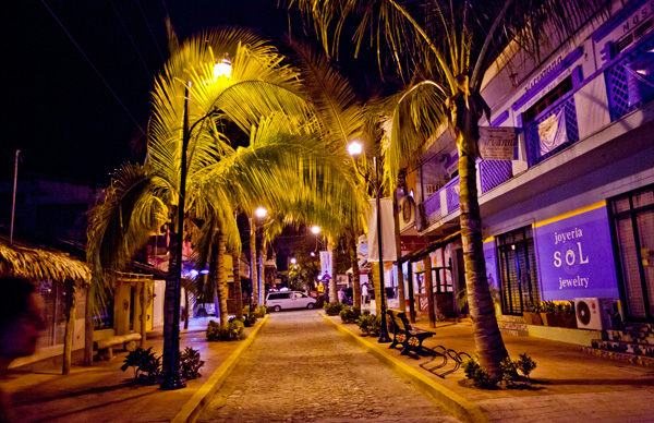 -en-the-streets-take-on-a-colorful-glow-at-night-es-las-calles-se-llenan-de-un-brillo-colorido-en-la-noche-