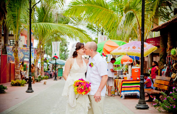 -en-sayulita-streets-inspire-newly-wed-kisses-es-las-calles-inspiran-los-besos-de-los-recin-casados-