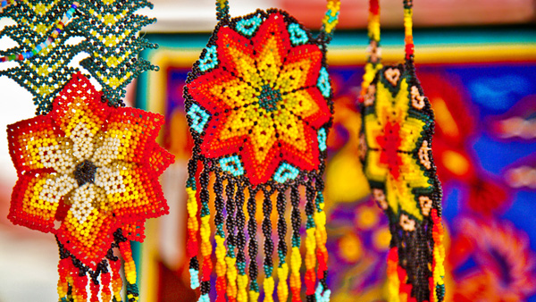 -en-huichol-beadwork-features-brilliant-colors-es-colorido-trabajo-huichol-en-chakiras-
