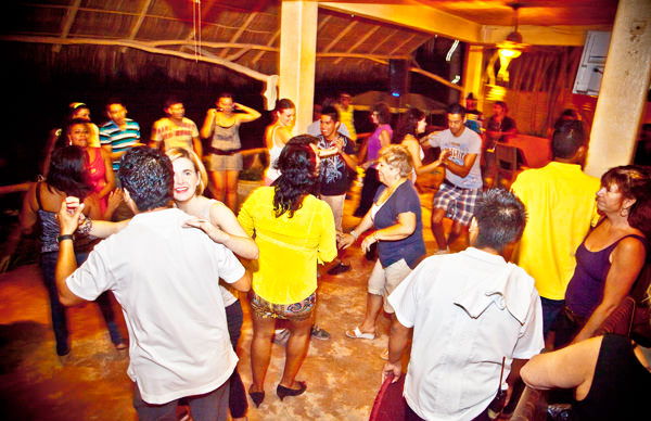 -en-sayulita-dance-parties-go-on-into-the-nigh-es-las-fiestas-de-sayulita-hasta-adentrada-la-noche-