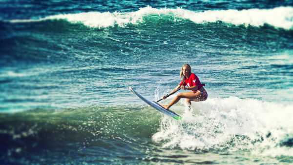 -en-a-woman-sup-surfing-competitor-shreds-a-small-wave-es-una-competidora-sobre-un-sup-