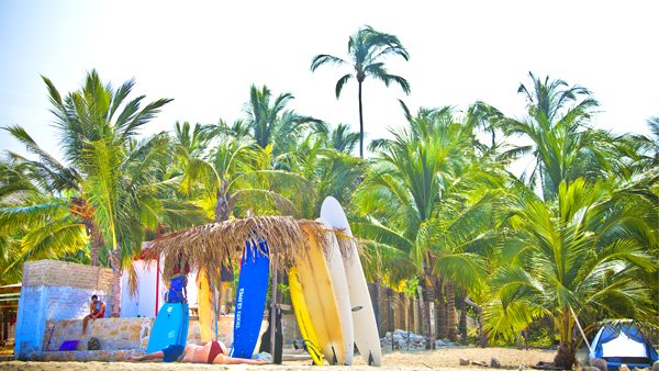 -en-surfboards-can-be-rented-by-the-campground-es-tablas-de-surf-en-renta-afuera-del-campamento-