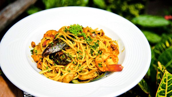 -en-pasta-with-seafood-a-classic-combo-es-pasta-con-mariscos-combinacin-clsica-