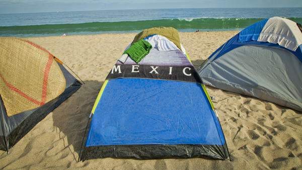 -en-during-holy-week-north-beach-is-a-campground-es-en-semana-santa-la-playa-norte-es-un-campamento-