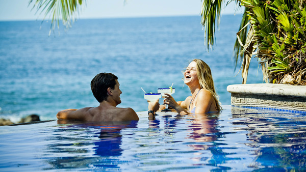 -en-romantic-happiness-in-the-pool-es-romntica-felicidad-en-la-piscina-