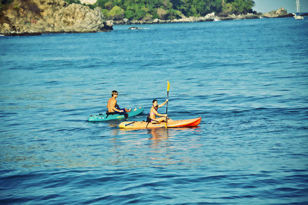 -en-kayaking-is-great-fun-for-couples-es-el-kayak-es-muy-divertido-para-las-parejas-