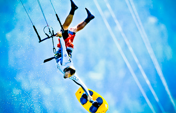 -en-kitesurfing-aerials-huge-thrills-for-experts-only-es-emocionantes-acrobacias-areas-solo-para-profesionales-
