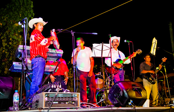 -en-banda-performance-at-the-ejido-party-es-presentacin-de-banda-en-las-fiestas-del-ejido-