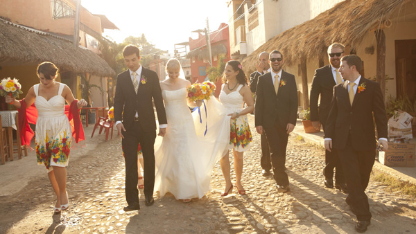 -en-a-newly-wed-stroll-down-a-sayulita-street-es-caminata-de-recin-casados-por-la-calle-