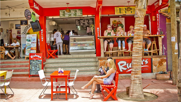 -en-downtown-sidewalk-cafes-are-everywhere-es-cafs-por-doquier-en-el-centro-
