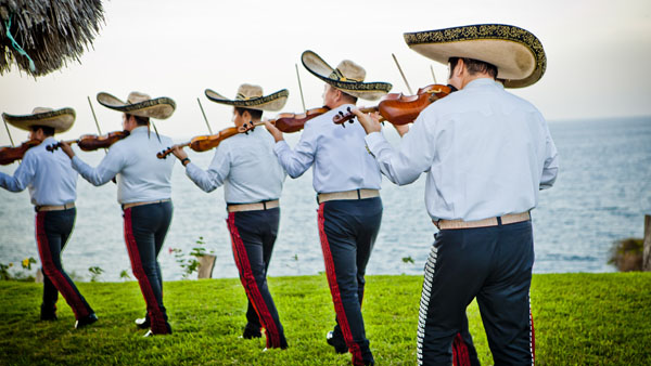 -en-a-strolling-band-of-violinists-perform-for-a-party-es-mariachis-en-una-fiesta-